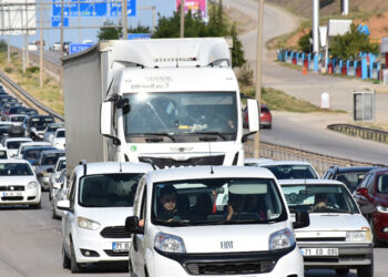 43 ilin güzergahında bulunan kilit kavşakta trafik yoğunluğu