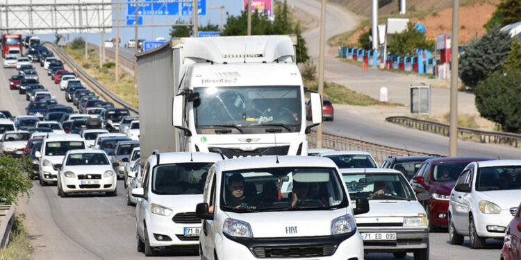 43 ilin güzergahında bulunan kilit kavşakta trafik yoğunluğu