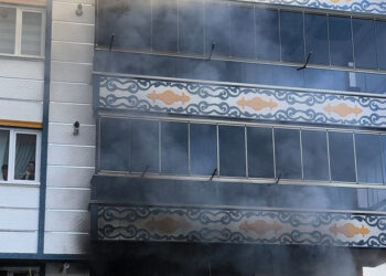 Kırıkkale'de 3 katlı apartmanda çıkan yangında 8 kişi dumandan etkilendi