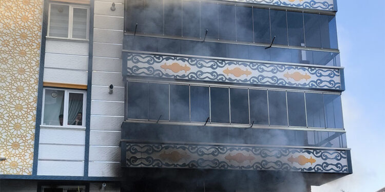 Kırıkkale'de 3 katlı apartmanda çıkan yangında 8 kişi dumandan etkilendi