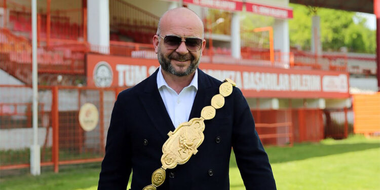 Köklü bir geleneği kıyafet üzerinden tartışmak doğru değil