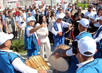 Kırkpınar Yağlı Güreşleri Festivali davul ve zurna ekibinin davetiyle başladı