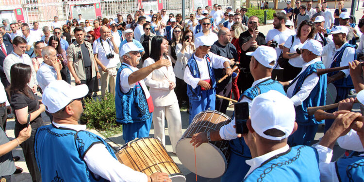 Kırkpınar Yağlı Güreşleri Festivali davul ve zurna ekibinin davetiyle başladı