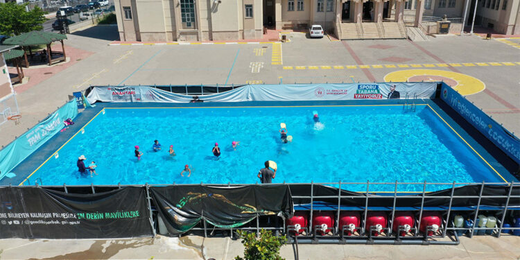 Kırsaldaki çocuklara portatif yüzme havuzları kuruldu