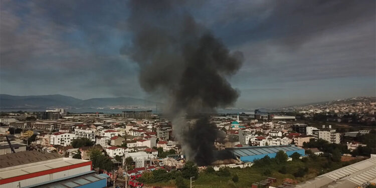 Kocaeli'de geri dönüşüm tesisinde yangın