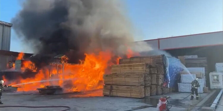Kocaeli'de kereste deposundaki yangın söndürüldü