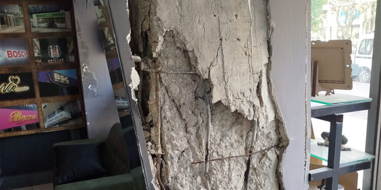 Antalya'da apartmanın taşıyıcı kolonu patladı