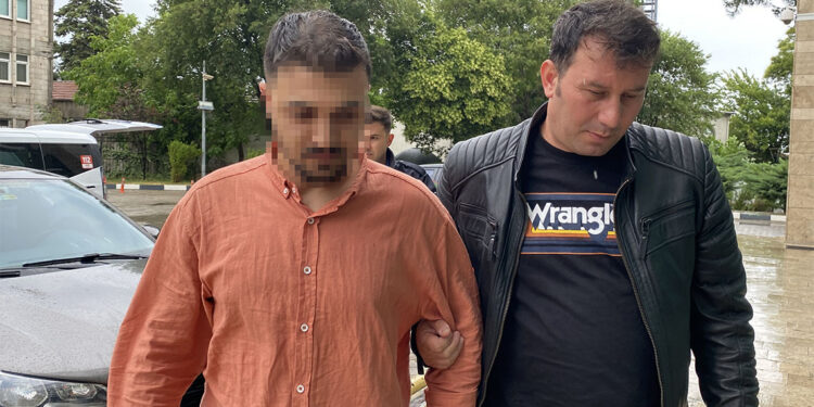 Konserde kendisini uyaran çocuğu bıçakladı