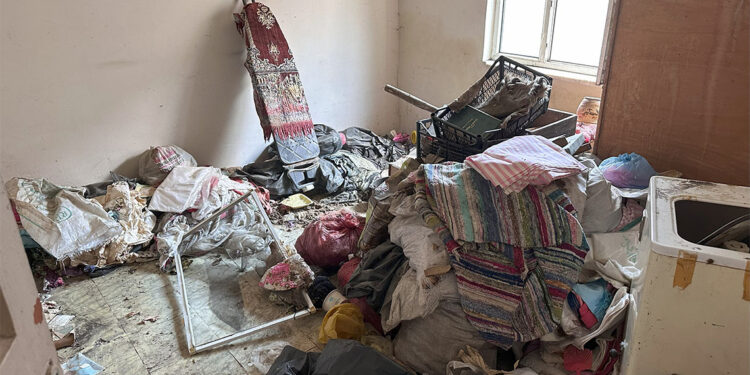 Kötü kokular gelen evden 4 kamyonet çöp çıktı