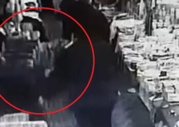El işi ürünleri satan esnaf kadınların müşteri kavgası