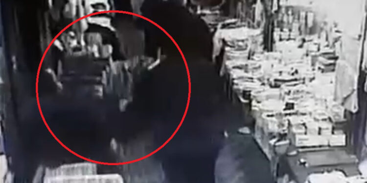 El işi ürünleri satan esnaf kadınların müşteri kavgası