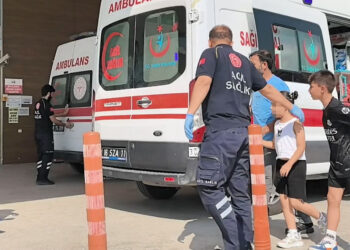 Kumbarasını açmak istediği bıçak elinden kayınca dilinden yaralandı