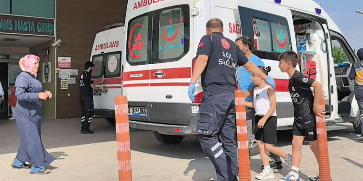 Kumbarasını açmak istediği bıçak elinden kayınca dilinden yaralandı