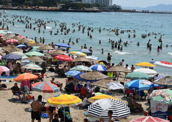 Kuşadası sahillerinde 'bayram' yoğunluğu