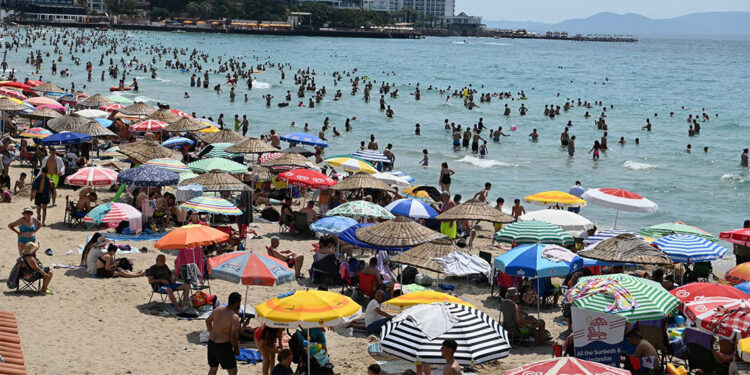 Kuşadası sahillerinde 'bayram' yoğunluğu