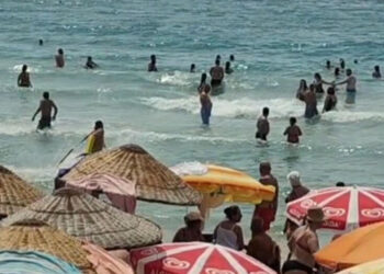 Kuşadası'nda serinlemek için denize giren 2 kişi boğuldu