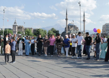 Kampanyası tamamlanan SMA'lı Muhammed için valilik önünde kutlama