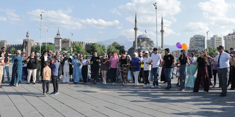 Kampanyası tamamlanan SMA'lı Muhammed için valilik önünde kutlama
