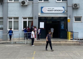 Kantinden aldıkları dönerden rahatsızlanan 4 öğrenci hastaneye kaldırıldı