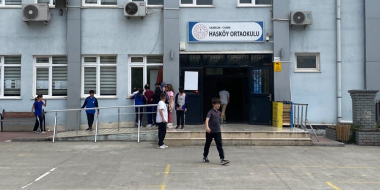 Kantinden aldıkları dönerden rahatsızlanan 4 öğrenci hastaneye kaldırıldı