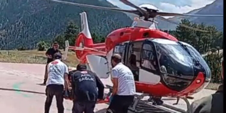 Kayseri'de traktör uçuruma yuvarlandı: 2'si ağır 8 yaralı