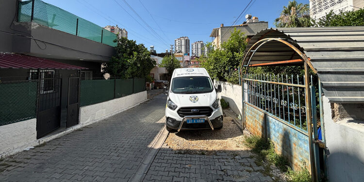 Kendisini ve 4 yaşındaki oğlunu jiletle yaraladı