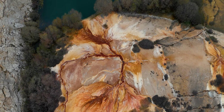 Kızıl travertenlerden oluşan Otlukbeli Gölü, doğaseverleri bekliyor