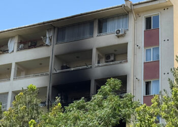Klima ünitesinde çıkan yangında 3 kişi dumandan etkilendi