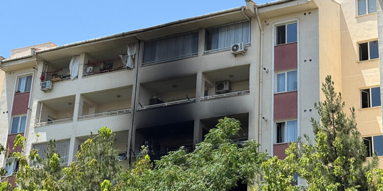 Klima ünitesinde çıkan yangında 3 kişi dumandan etkilendi