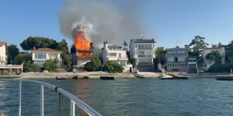 Kocaeli'de 2 katlı yalı alev alev yandı