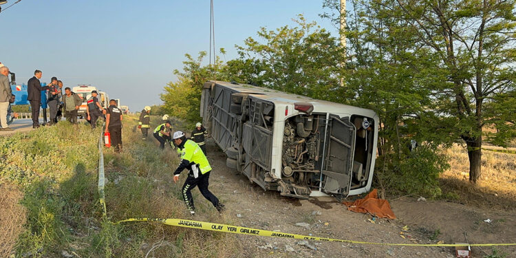 Konya'da yolcu otobüsü devrildi: 1 ölü, 10'u ağır 26 yaralı