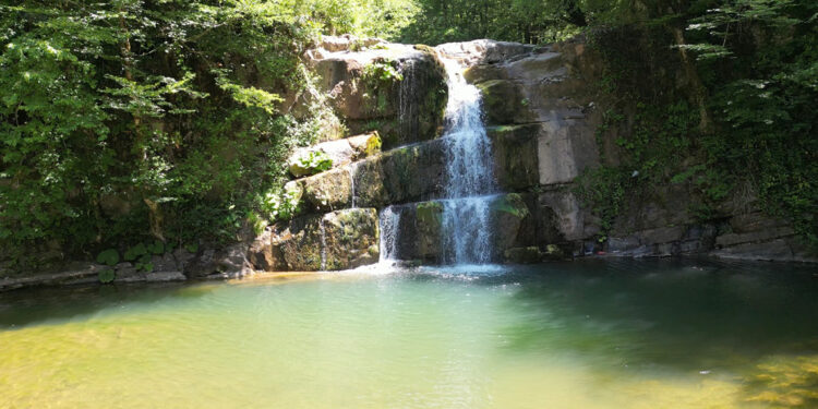 Küre Dağları'nın eteğindeki Gölderesi Şelalesi dron ile görüntülendi