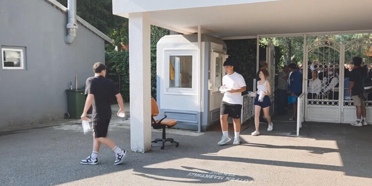 LGS başladı! Anne ve babalar çocuklarını yalnız bırakmadı 