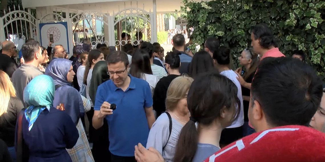 LGS başladı! Anne ve babalar çocuklarını yalnız bırakmadı