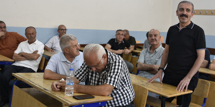 20 arkadaş, 39 yıl sonra buluştukları okullarında hasret giderdi