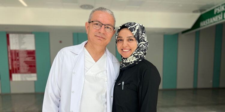 Laborant baba, hemşire kızıyla 4 yıldır aynı hastanede çalışıyor