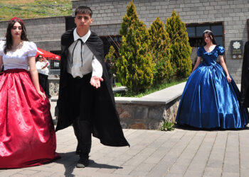 Liseliler, yıl boyu okudukları romanların karakterlerini canlandırdı