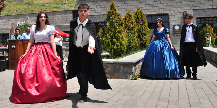 Liseliler, yıl boyu okudukları romanların karakterlerini canlandırdı