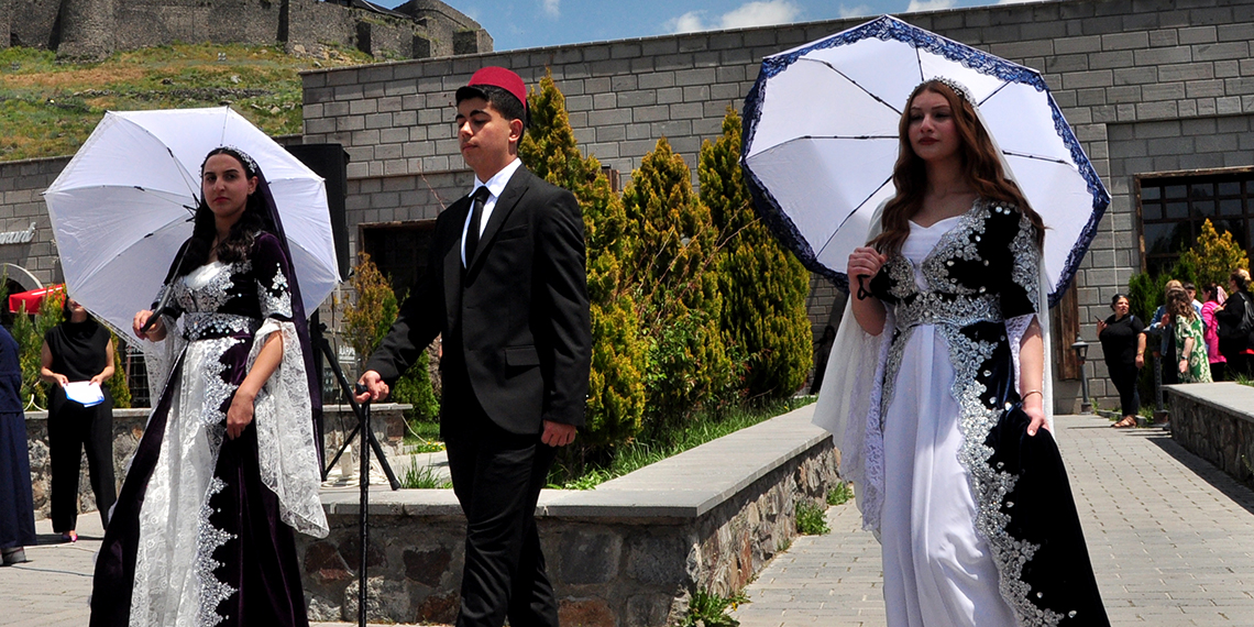 Liseliler, yıl boyu okudukları romanların karakterlerini canlandırdı