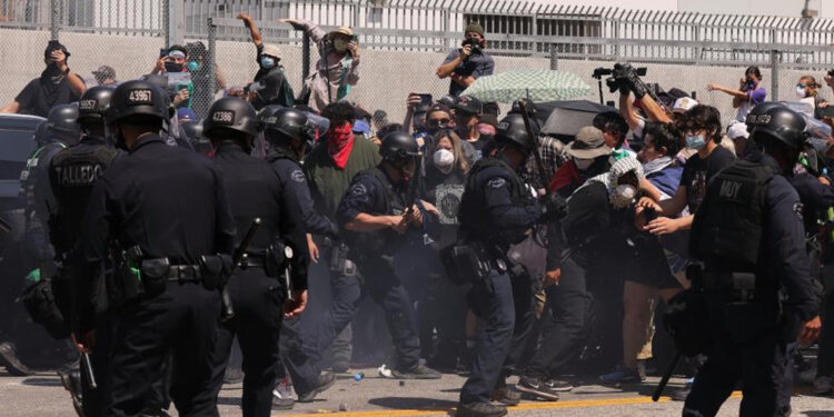 Los Angeles'ta görevlendirilen Ulusal Muhafızlar bazı sivilleri gözaltına aldı