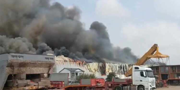 Tırmıl Sanayi Sitesi'ndeki pamuk deposunda yangın