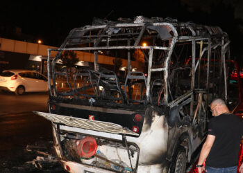 Antalya'da belediyeye ait minibüs bir anda alev topuna döndü