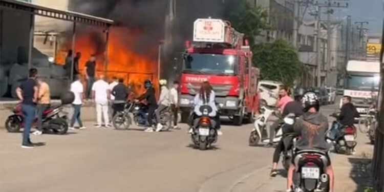 Bursa'da mobilya imalathanesinin bahçesi alev alev yandı