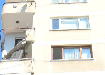 Maltepe'de 9 katlı binada balkon çöktü