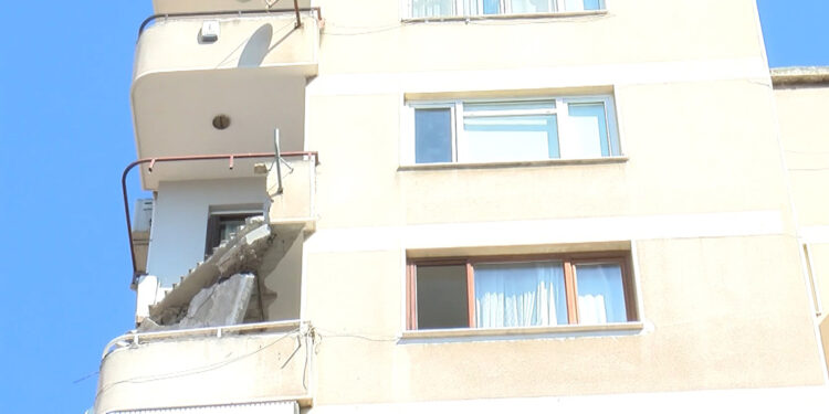 Maltepe'de 9 katlı binada balkon çöktü