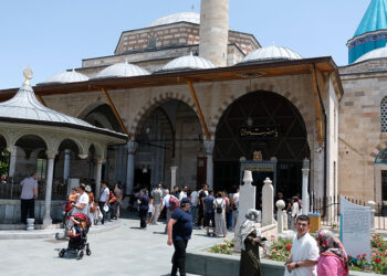 Mevlana Müzesi'nde bayramda ziyaretçi yoğunluğu