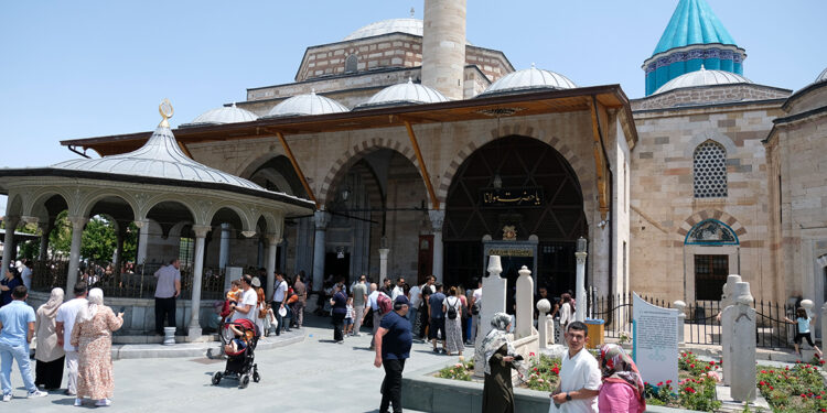 Mevlana Müzesi'nde bayramda ziyaretçi yoğunluğu