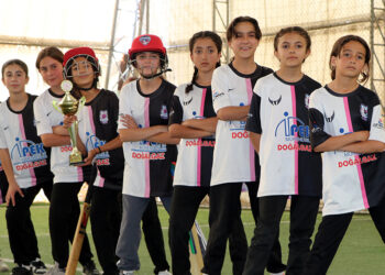 Mor Menekşeler Spor Kulübü'nün kızları, krikette Türkiye şampiyonu