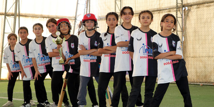 Mor Menekşeler Spor Kulübü'nün kızları, krikette Türkiye şampiyonu