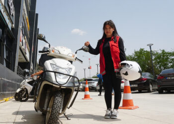Motosiklet tutkunu Beyza, kentin ilk kadın motokuryesi oldu